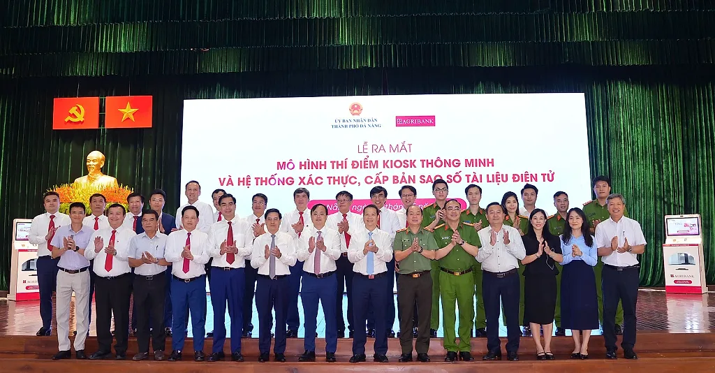 anh-7.-cac-dai-bieu-chup-anh-luu-niem-tai-le-khai-mac.jpg
