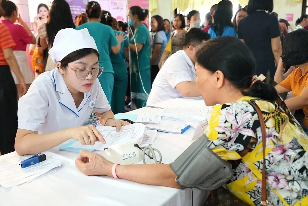 400 nữ công nhân tại TP. Hồ Chí Minh được khám bệnh miễn phí