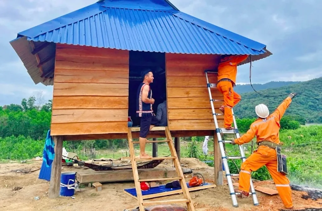 Câu chuyện ‘vượt nắng, thắng mưa’ mang nguồn điện sáng về buôn làng