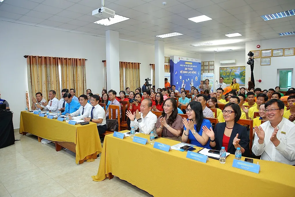 hoi-dong-giam-khao-va-bld-tap-doan-thuy-san-minh-phu-hao-hung-voi-cac-phan-thi.jpg