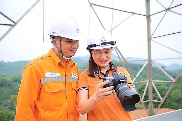 'Phóng viên tay ngang' giữ lửa trang tin ngành Điện