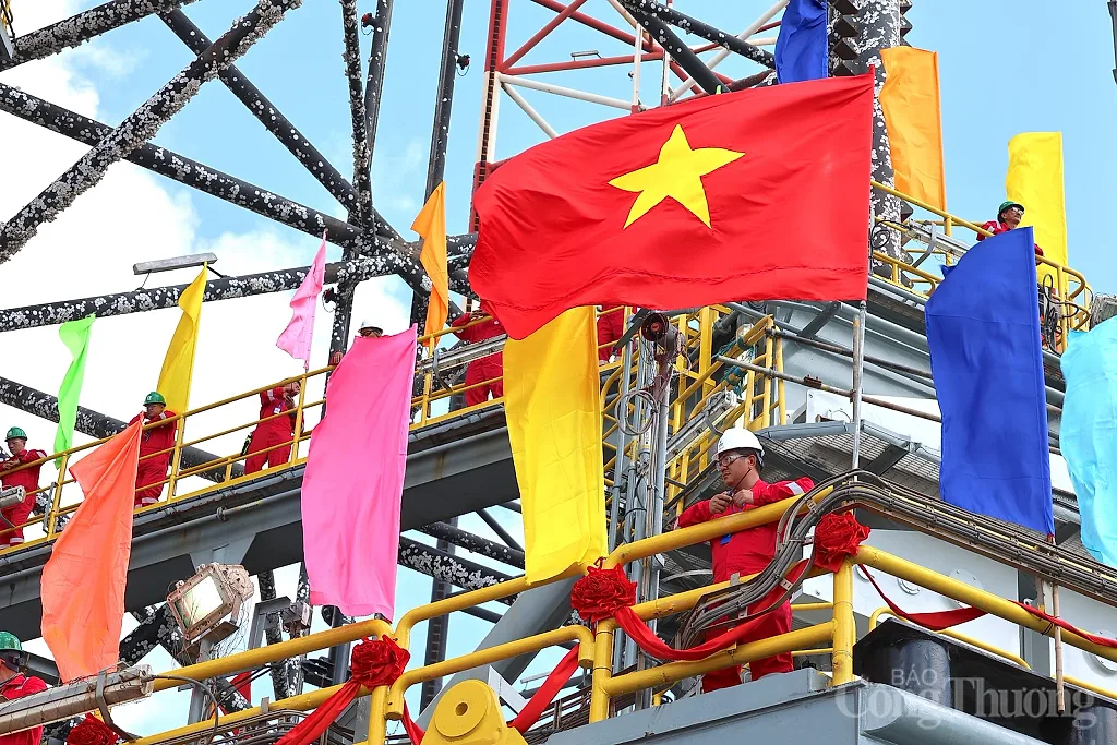 Lần đầu đặt chân lên ‘siêu giàn khoan’ dầu khí