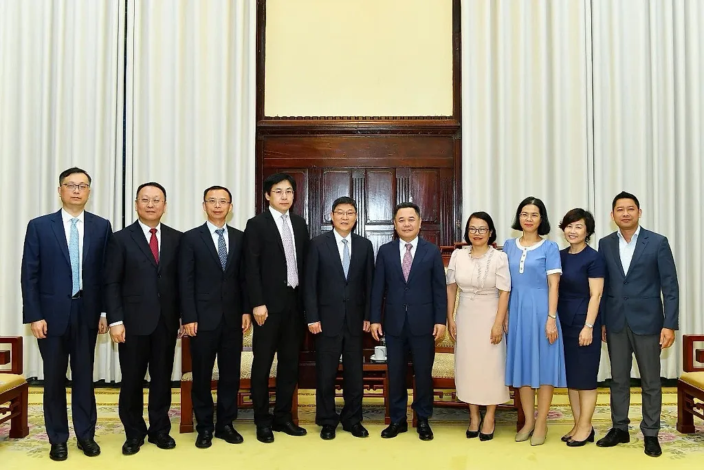 22.6-1-pho-thong-doc-nguyen-ngoc-canh-lam-viec-voi-doan-cong-tac-cua-ngan-hang-bocom.jpg