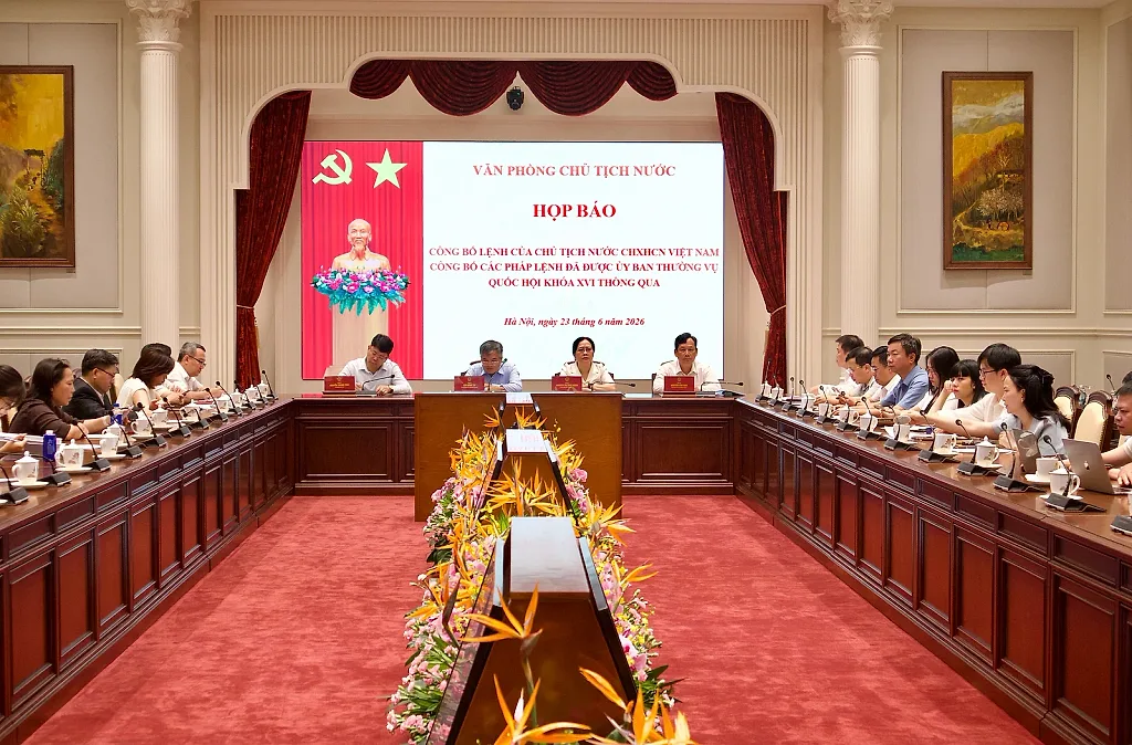 Công bố hai pháp lệnh mới về tư pháp và hoàn thiện pháp luật