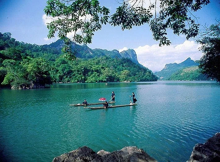Địa điểm sở hữu hồ nước ngọt lớn nhất miền Bắc: Chèo SUP, cắm trại, ngắm bình minh cực đẹp