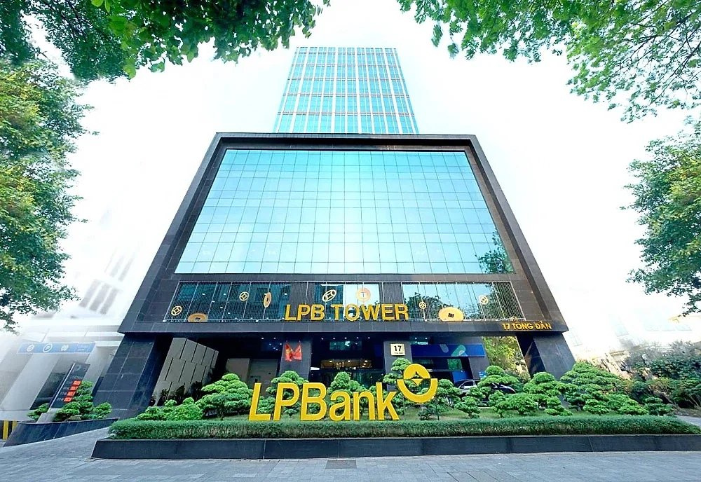 LPBank là ngân hàng quy mô vừa, được thành lập vào năm 2008, tập trung cho vay bán lẻ và doanh nghiệp SME