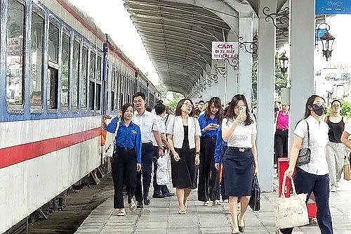 Ngày 26/6, chính thức chạy tàu chuyên dụng đưa đón y, bác sĩ Bệnh viện Bạch Mai cơ sở 2