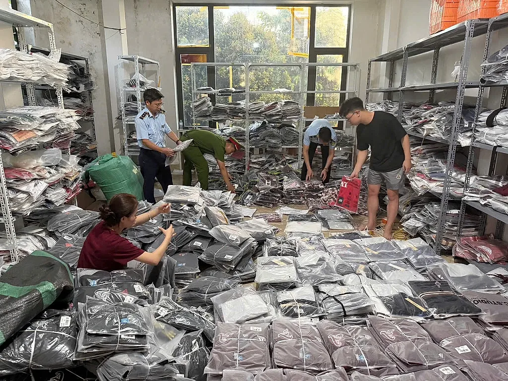 Hà Nội: Tạm giữ hơn 2.500 sản phẩm thời trang nghi giả mạo nhãn hiệu
