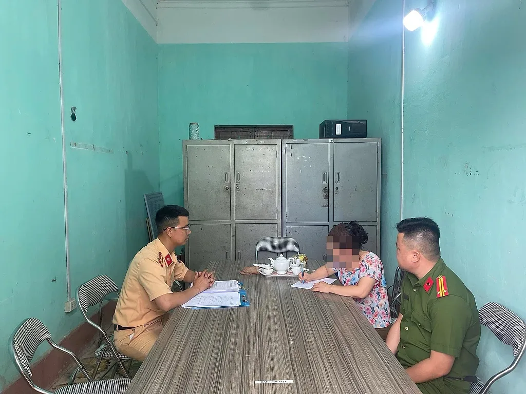 Lạng Sơn: Đứng livestream tập thể dục giữa đường ray, người phụ nữ bị xử phạt
