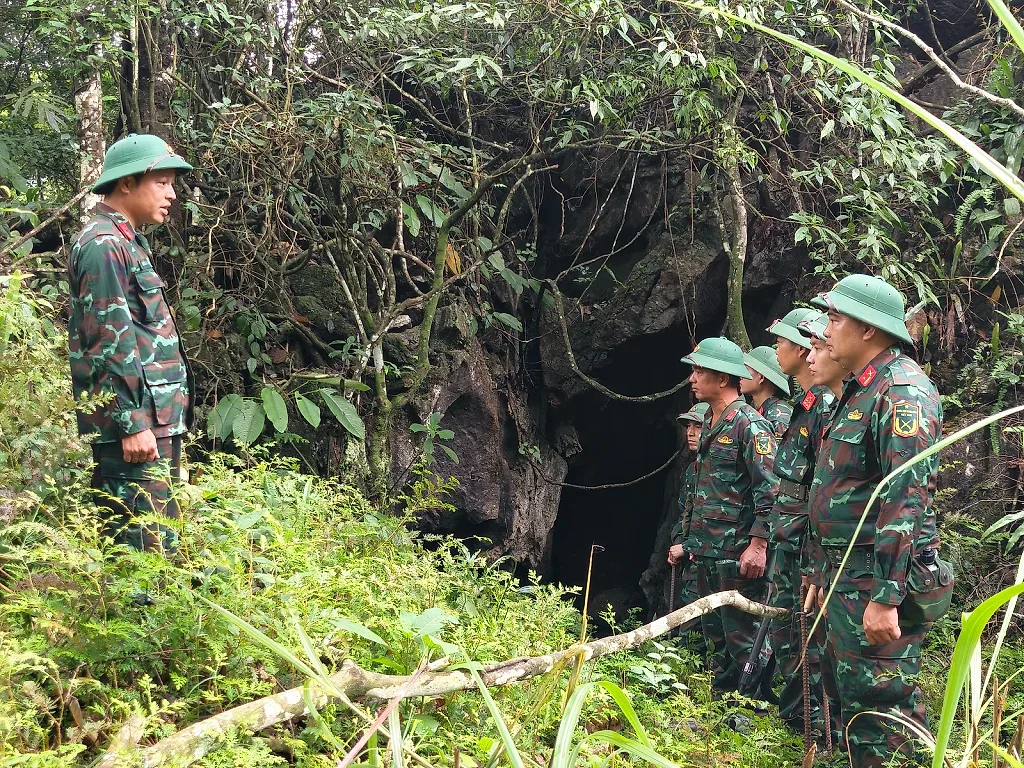 Vượt núi, băng rừng đưa các anh hùng liệt sĩ trở về quê hương