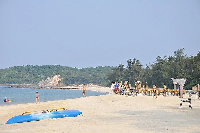 Hòn đảo cách đất liền chỉ hơn 1 giờ đi tàu: Biển xanh như ngọc, hải sản tươi ngon hút khách hè