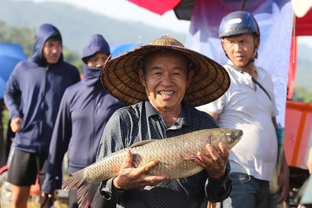 Hàng nghìn người đội nắng, dầm nước tham gia lễ hội đánh cá ở Hà Tĩnh
