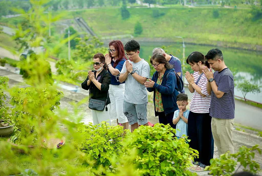 Ba thế hệ cùng tri ân tổ tiên ngày Gia đình Việt Nam