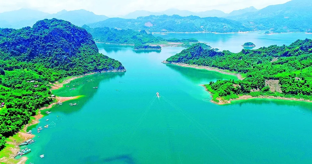 Hồ nước nhân tạo lớn nhất Việt Nam: Được ví như "Hạ Long trên núi" giữa tỉnh Phú Thọ