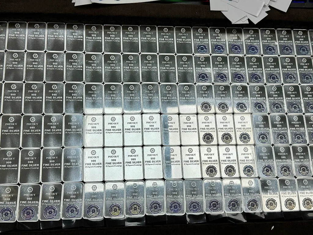 Giá bạc trong nước giảm gần 9% theo đà 'lao dốc' thế giới