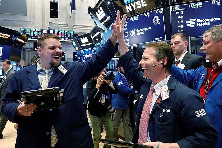 Dow Jones lần đầu vượt 52.000 điểm, cổ phiếu công nghệ kéo chứng khoán Mỹ đi lên
