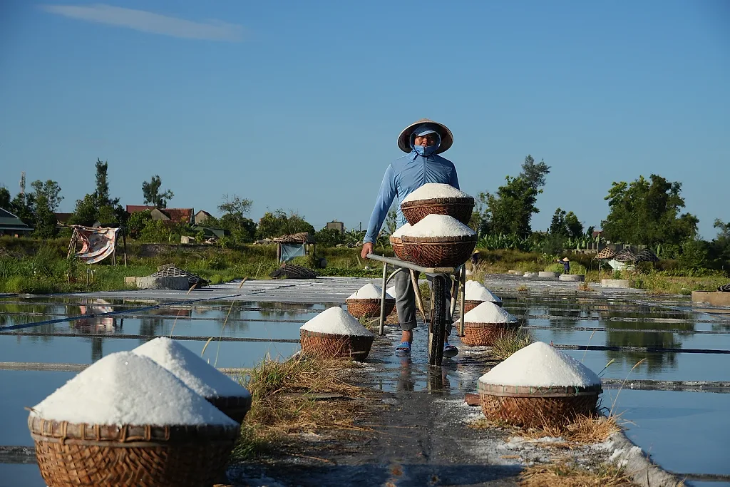 Nhọc nhằn nghề muối Châu Hạ