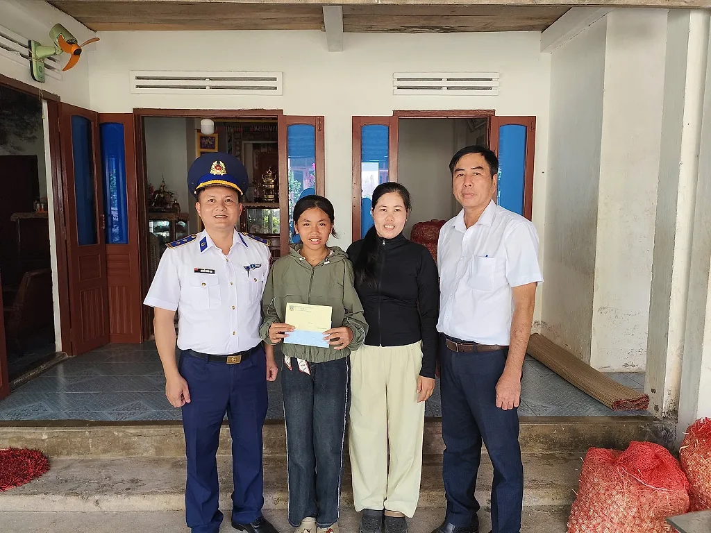 Hải đoàn 21 'tiếp sức' học sinh khó khăn tại đặc khu Lý Sơn