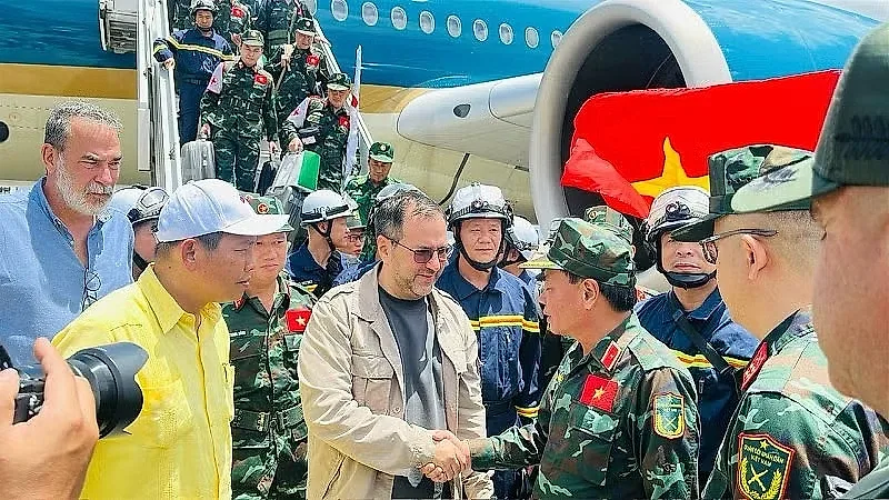 Ấm lòng khoảnh khắc Bộ trưởng Ngoại giao Venezuela siết chặt tay chiến sĩ Việt Nam