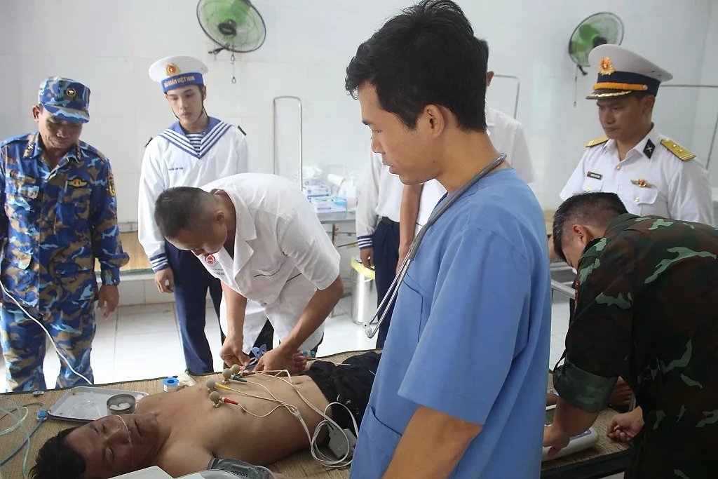 Giành giật sự sống cho ngư dân do lặn sâu 40m ở Trường Sa