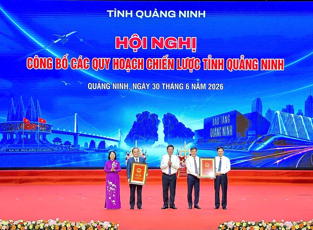Quảng Ninh công bố quy hoạch chiến lược và trao 18 dự án đầu tư