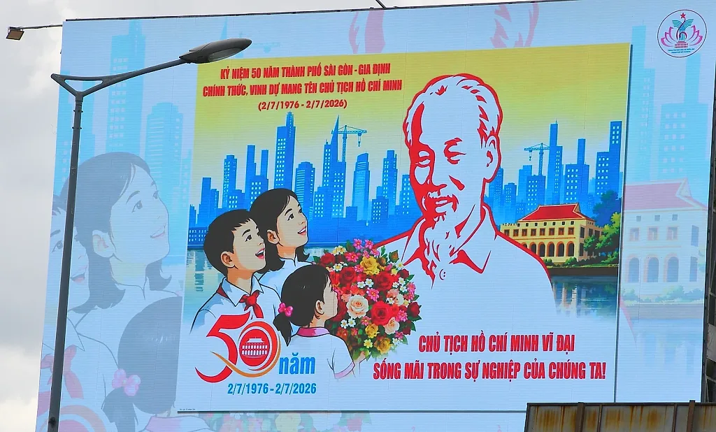 TP. Hồ Chí Minh rực rỡ cờ hoa mừng 50 năm vinh dự mang tên Bác