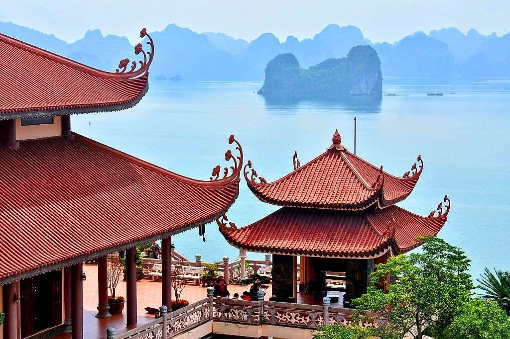 Ngôi chùa hơn 700 năm tuổi bên vịnh Bái Tử Long: Thờ tướng nhà Trần, sở hữu thế "tựa sơn hướng hải" hiếm có