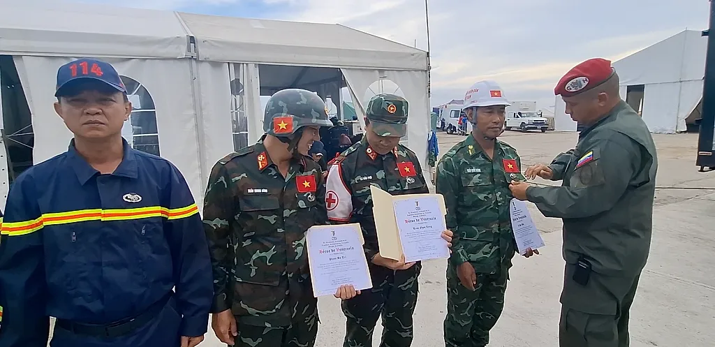Đoàn cứu hộ Việt Nam được vinh danh "Anh hùng Venezuela"