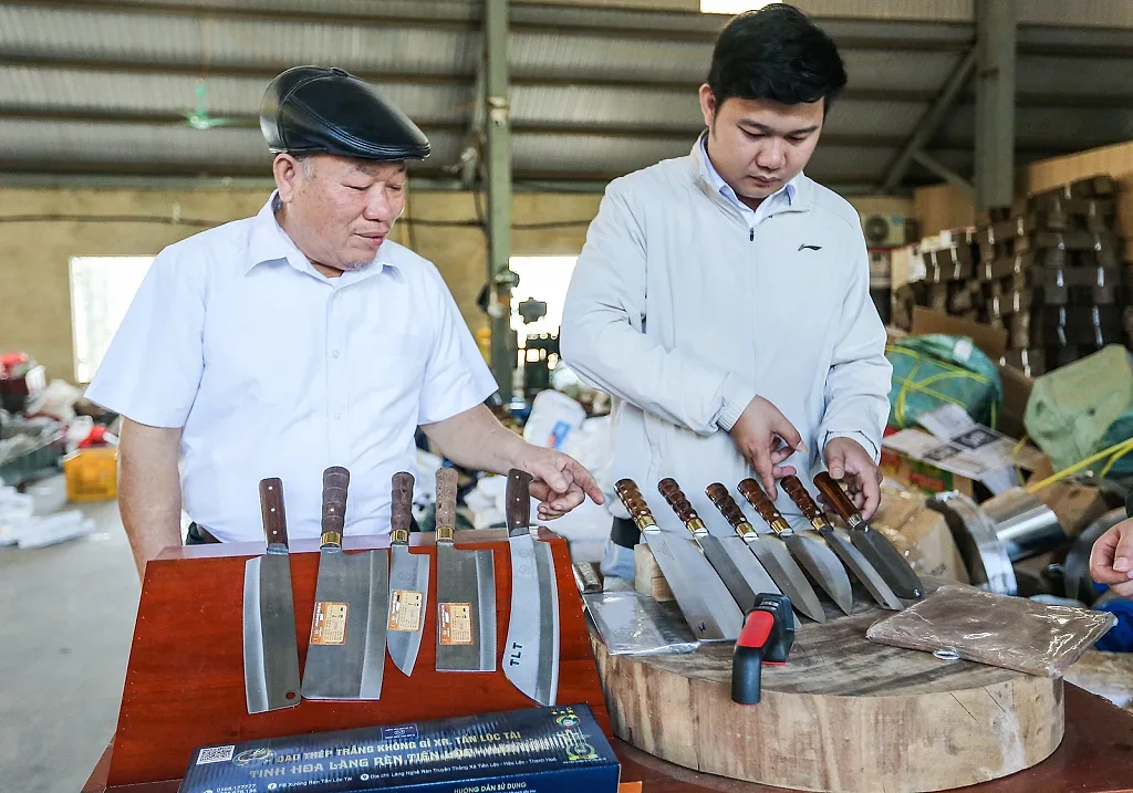 Chàng trai xứ Thanh đưa dao rèn truyền thống lên sàn số