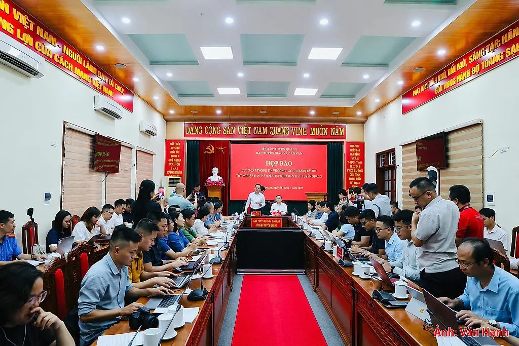 Khởi tố một hiệu trưởng và 6 người vụ 146 điểm 10 Toán ở Tuyên Quang