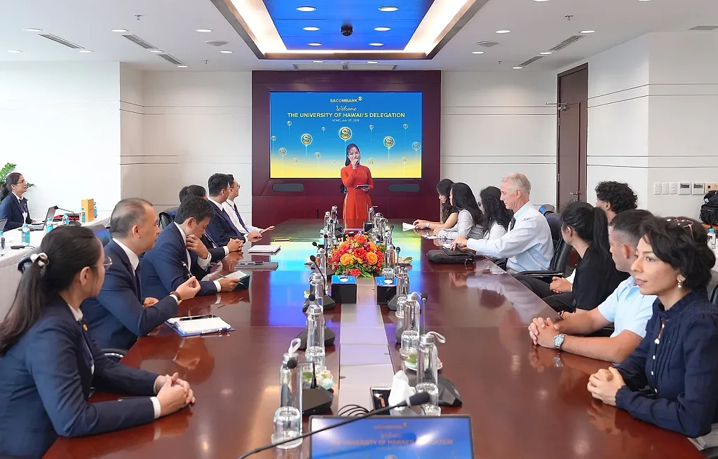 SACOMBANK đón đoàn đại học Hawai’i tìm hiểu mô hình ngân hàng hiện đại tại Việt Nam