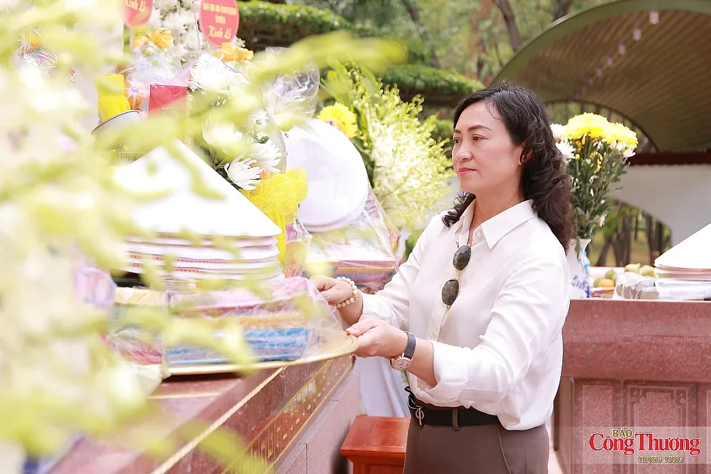 Đoàn công tác Bộ Công Thương tri ân các anh hùng liệt sĩ tại Ngã ba Đồng Lộc