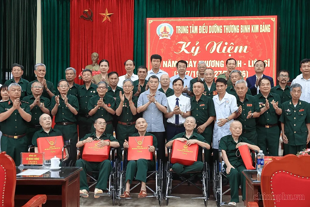Thủ tướng thăm, tặng quà tại Trung tâm Điều dưỡng thương binh Kim Bảng, tỉnh Ninh Bình