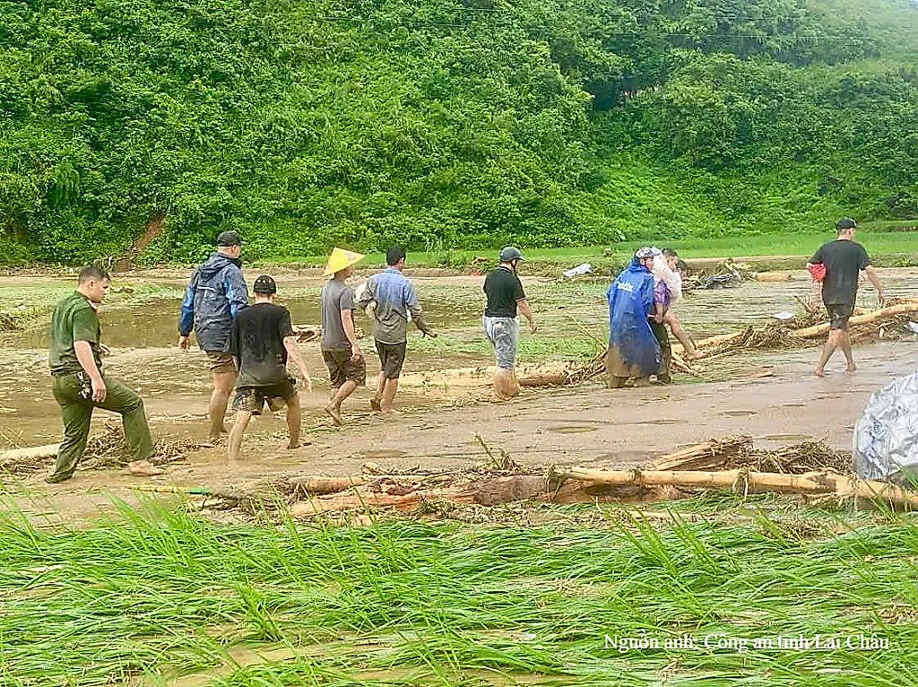 Lai Châu: Giải cứu thành công 2 người  mắc kẹt giữa dòng lũ