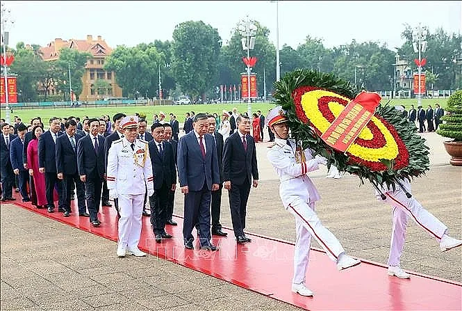 Ban Chấp hành Trung ương Đảng vào Lăng viếng Chủ tịch Hồ Chí Minh