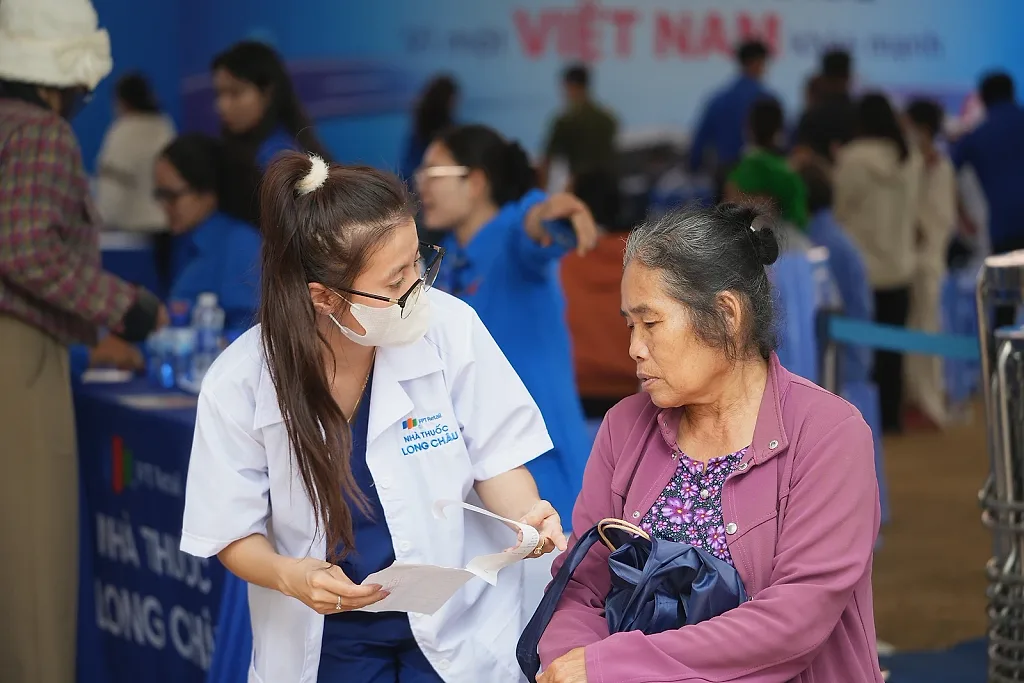 'Hành trình sức khỏe' đến Lâm Đồng, hỗ trợ hơn 1.000 người dân — Hệ thống Nhà thuốc và Tiêm chủng Long Châu