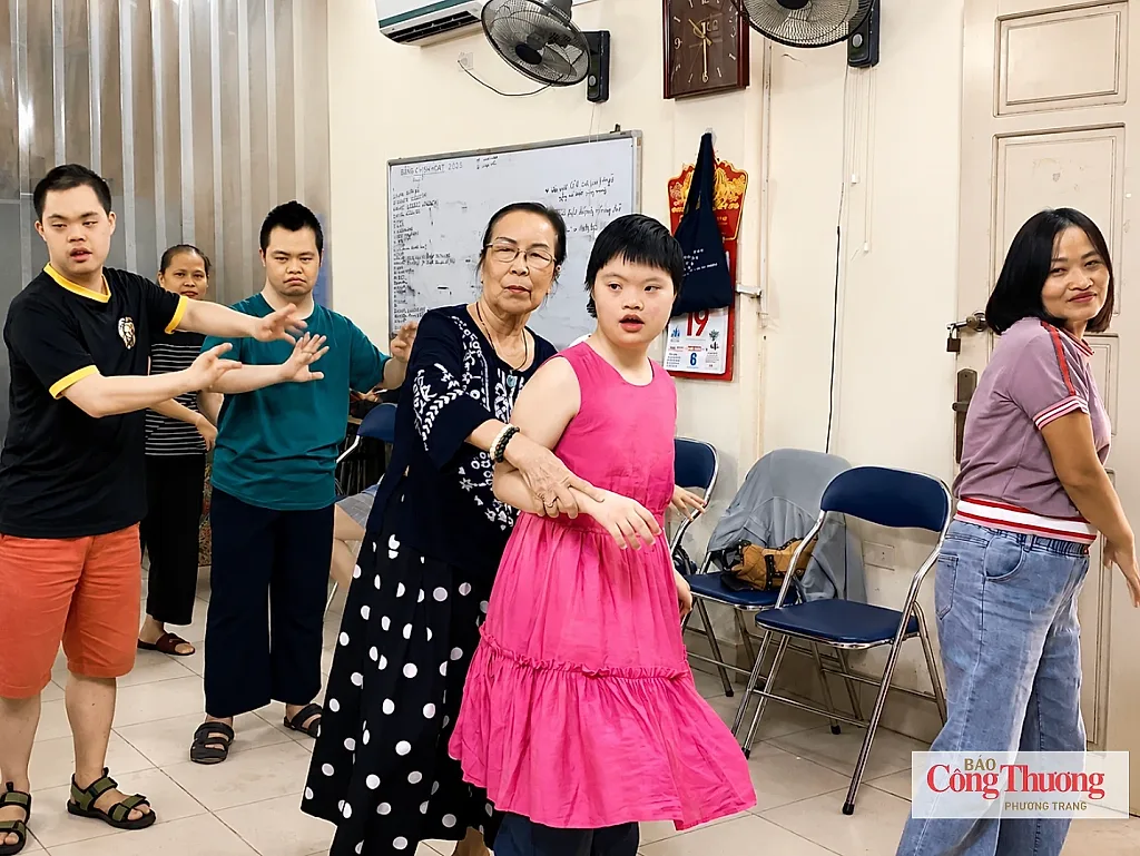 'Mẹ Phúc' và hành trình gần 30 năm vun đắp những ước mơ đặc biệt — Câu lạc bộ Văn nghệ trẻ em khuyết tật Hà Nội