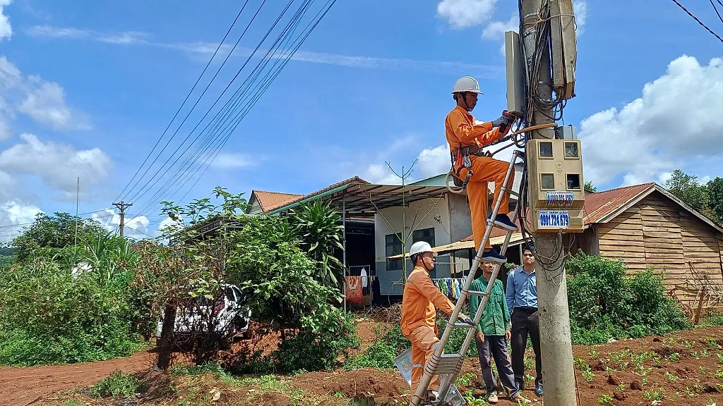 Đưa dòng điện đến vùng khó, mở cơ hội phát triển cho đồng bào