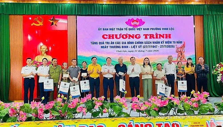 Tuyên truyền Luật Cảnh sát biển và tặng quà các gia đình chính sách — Đoàn Đặc nhiệm PCTP ma túy số 2