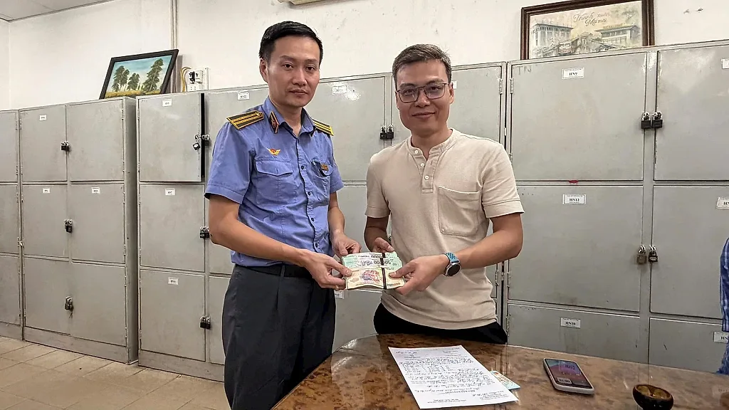 Trả lại gần 123 triệu đồng cho hành khách bỏ quên khi xuống tàu — Đường sắt Việt Nam