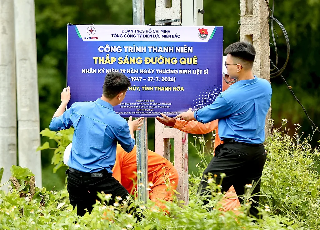 Tuổi trẻ ngành điện tri ân người có công, thắp sáng bản làng vùng cao