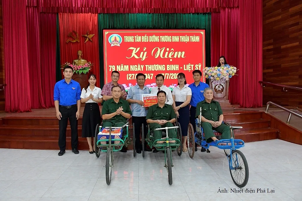 Nhiệt điện Phả Lại thăm, tặng quà thương binh và Mẹ Việt Nam Anh hùng — Công ty Cổ phần Nhiệt điện Phả Lại
