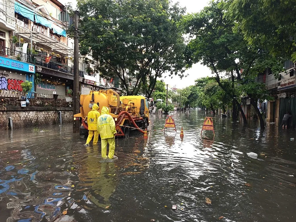 Hà Nội mưa lớn diện rộng, xuất hiện nhiều điểm dềnh nước cục bộ