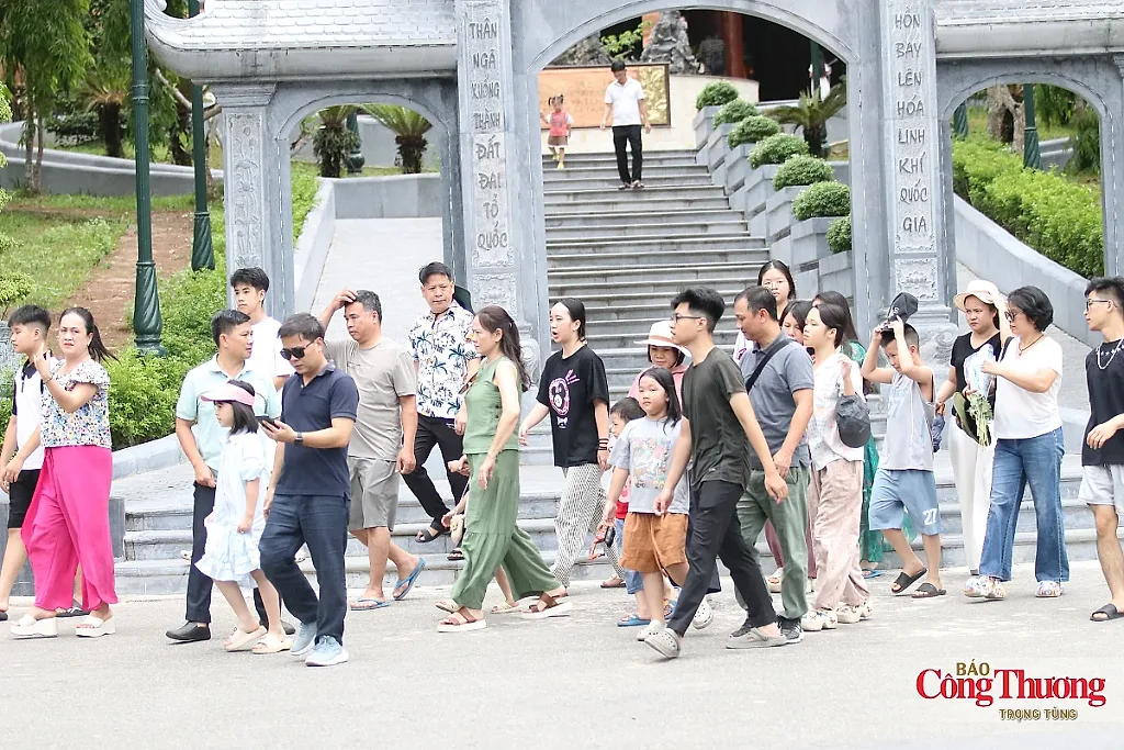Dòng người nghẹn ngào tri ân tại 'tọa độ lửa' Ngã ba Đồng Lộc