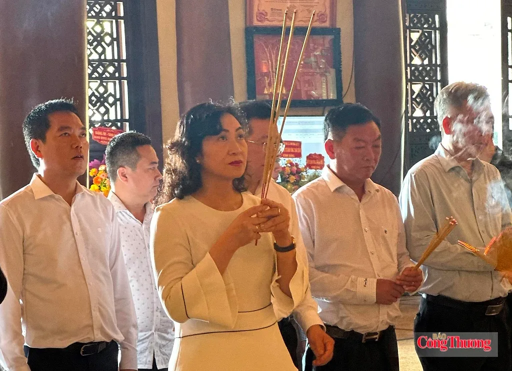 Bộ Công Thương dâng hương tưởng niệm các Anh hùng - Liệt sĩ tại TP. Hồ Chí Minh