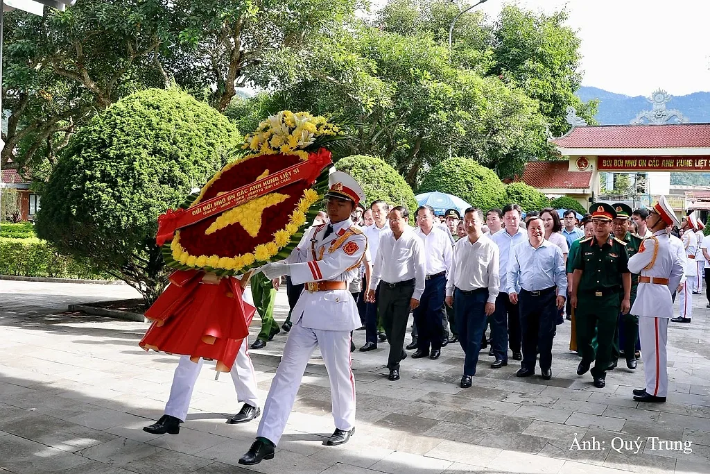 Lãnh đạo tỉnh Lai Châu dâng hương tri ân các anh hùng liệt sĩ, tiếp nối đạo lý 'Uống nước nhớ nguồn'