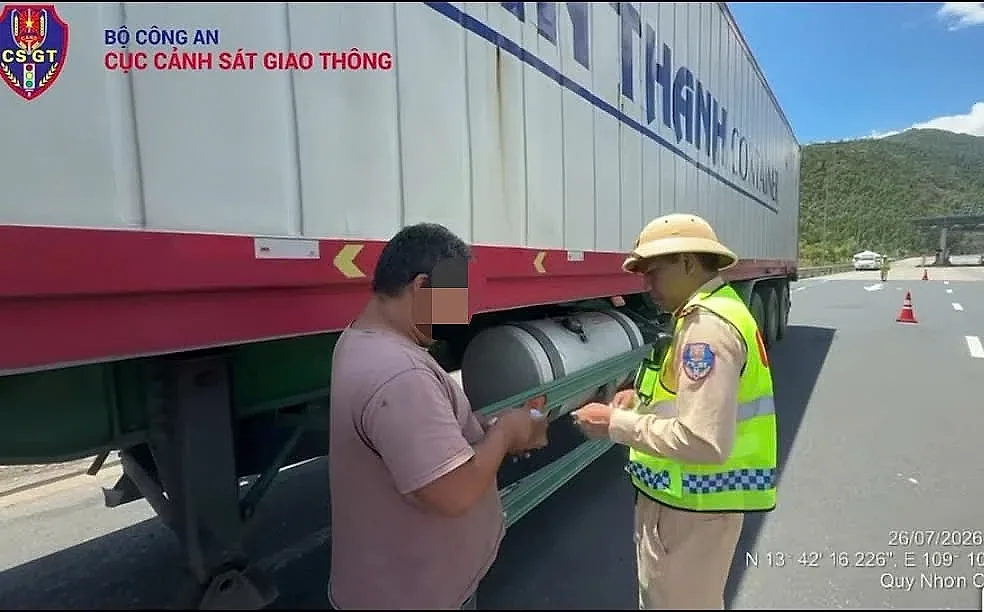 Xử lý nghiêm tài xế xe đầu kéo lái xe quá thời gian trên cao tốc
