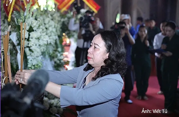 Phó Chủ tịch nước Võ Thị Ánh Xuân dâng hương tưởng niệm các Anh hùng liệt sĩ tại Khu di tích Truông Bồn