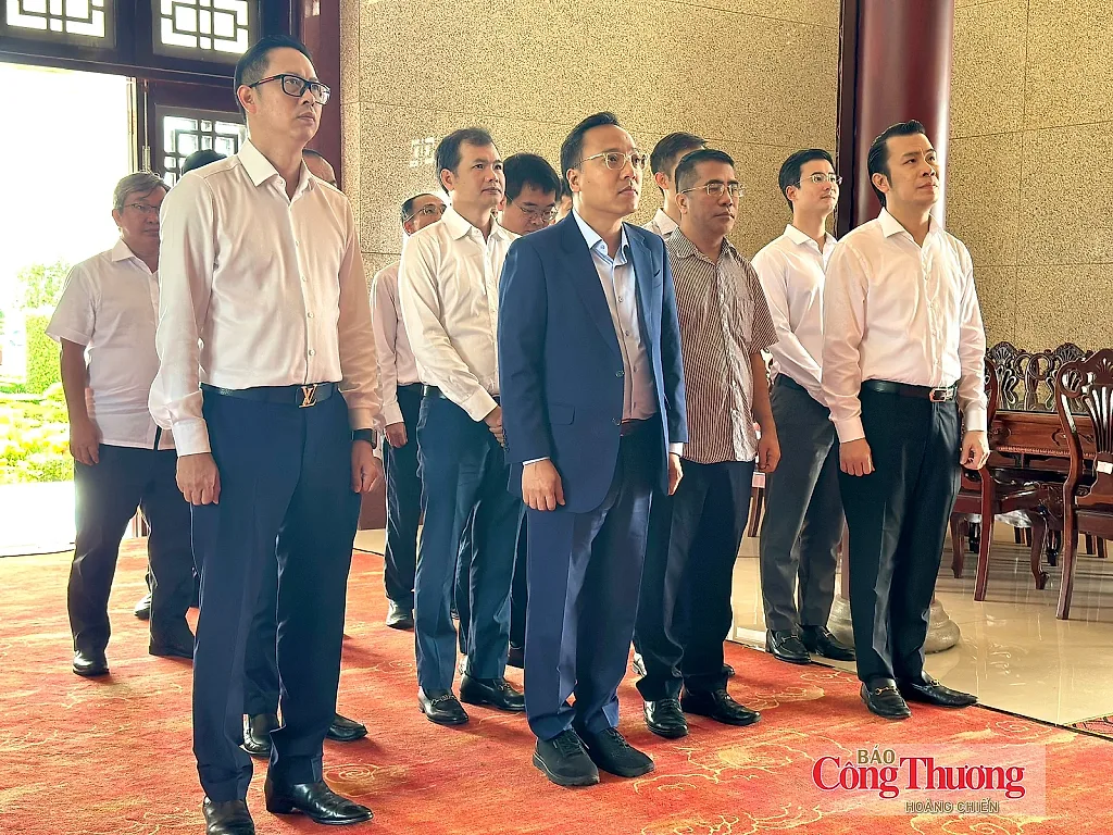 Đoàn công tác Bộ Công Thương dâng hương tưởng niệm các Anh hùng liệt sĩ tại Tây Ninh