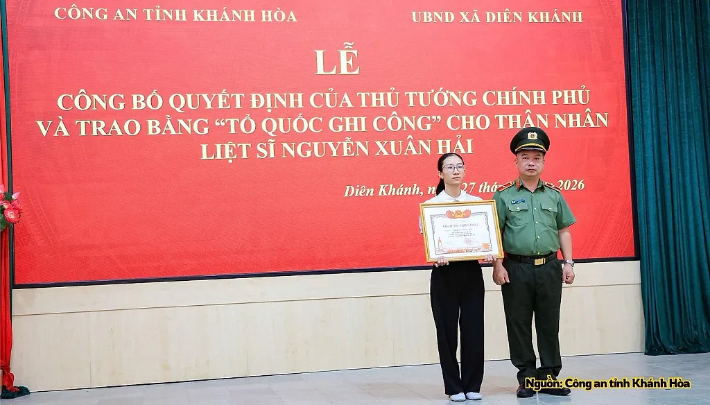 Trao bằng 'Tổ quốc ghi công' cho thân nhân liệt sĩ Nguyễn Xuân Hải